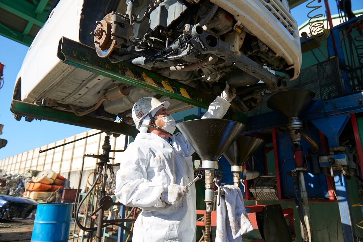 自動車のリサイクル可能なパーツ取り